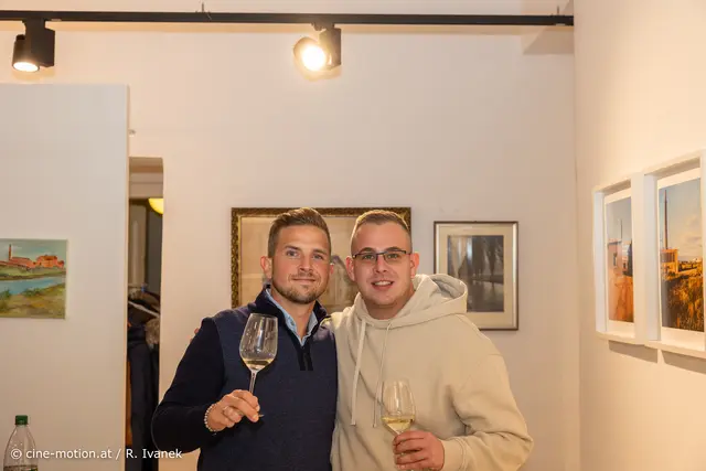 Patrick Krauskopf und Daniel Krejc bei der Weinverkostung im AG34iger Haus in Leopoldsorf. | Foto: www.cine-motion.at / Ivanek