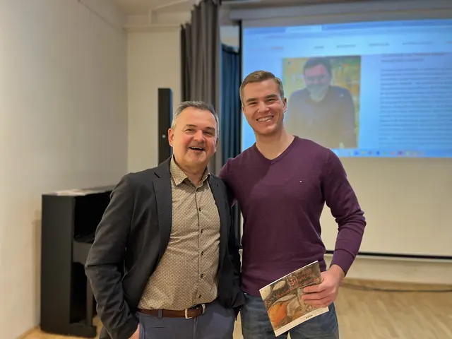 Im Rahmen der Finissage begrüßte Manfred Leirer nicht nur einen ehemaligen Schüler, sondern präsentierte auch seine neue Homepage | Foto: Gesa Buzanich