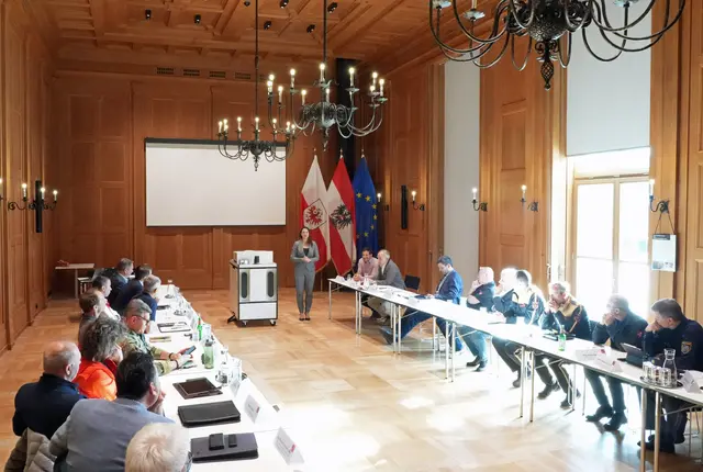 Auf Einladung von Sicherheitslandesrätin Astrid Mair nahmen VertreterInnen von Behörden und Einsatz- sowie Sicherheitsorganisationen an vierten Tiroler Sicherheitsforum teil.