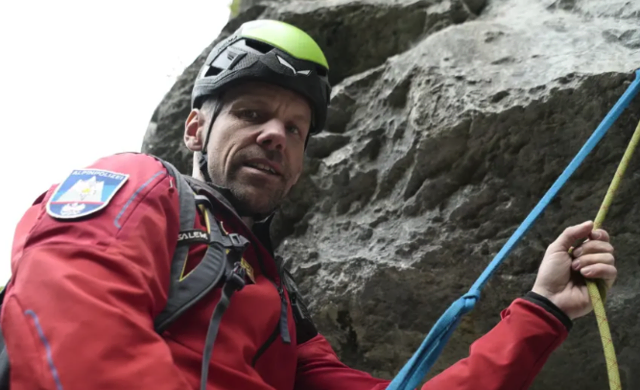 Alpinpolizist Roland Groll berichtet über einen Rettungseinsatz am Schneeberg. | Foto: Santrucek