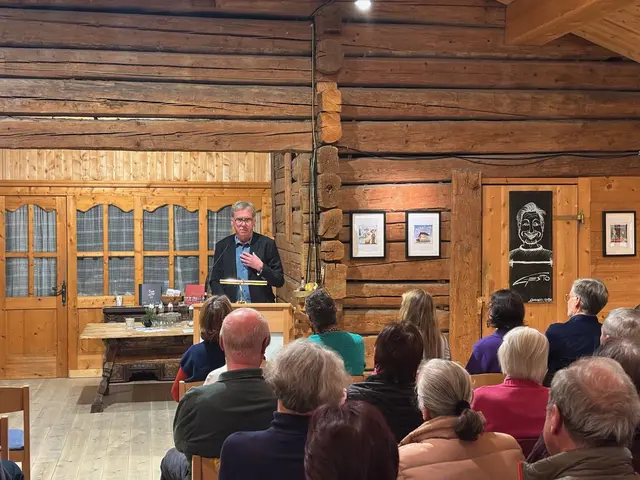 Laudator Hubert Kirchner war Lehrer und Direktor der Mittelschule Neukirchen. Er war Fußballtrainer, in der Gemeindepolitik aktiv und hat das Kulturzentrum Cinetheatro mitgegründet.  | Foto: Tauriska