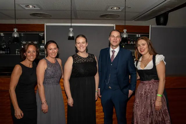 Sybille Reichling, Sandra Köck, Sophie Hettegger mit Partner Manuel Fersterer, Tanja Sinnhuber - die Belegschaft der HAK genoss den Abend gemeinsam mit den Schülerinnen und Schülern. | Foto: hakzell. - Ivan Vilus