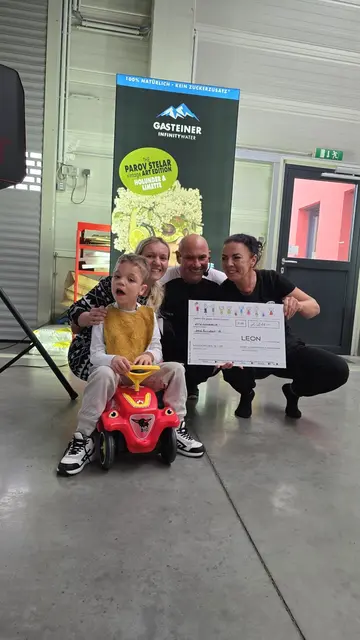 Die HSDC-Akademie unter Harald Hirsch (Mitte) aus Weißkirchen sorgte mit einem Selbstverteidigungstraining für Erwachsene für finanzielle Unterstützung von Leon (l.) und Lenny. | Foto: HSDC