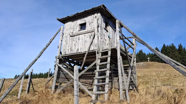 ....da Gipfelkreuz vom Heulansch schon im Blick.
Ein Hochsitz mit Wohngelegenheit?..😉