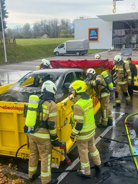Um eine mögliche Nachentzündung zu verhindern, wurde das ausgebrannte E-Auto mit einem Ladekran in einen mit Wasser gefluteten Hochvolt-Quarantänecontainer gehoben. | Foto: Freiwillige Feuerwehr Oberndorf