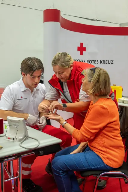 Besucherinnen und Besucher nutzten die Angebote auf der Gesundheitsstraße intensiv. | Foto: Congress Messe Innsbruck