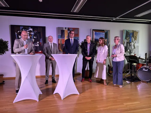 Talkrunde 1 (v.l.): Moderator Bankowsky, Landesrat Hiegelsberger, Bezirkshauptmann Kolmhofer, Bürgermeister Streicher, Schulqualitätsmanagerin Panholzer und die Vorsitzende des Zentralausschusses AHS und der ÖPU Österreichs, Eva Guserle.  | Foto: MeinBezirk/Michelle Bichler