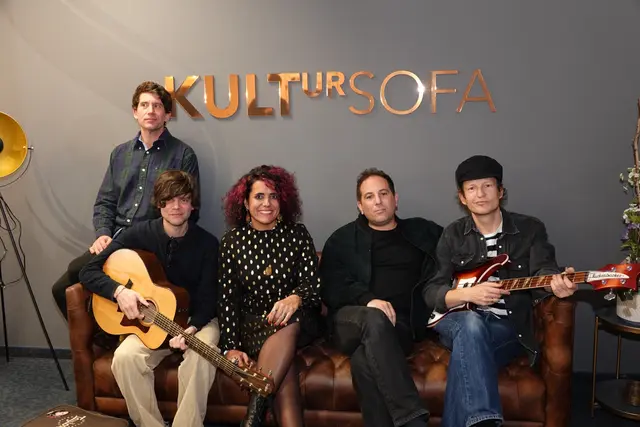 Am Freitag ging es mit "Der Nino aus Wien &amp; Die AusWienBand" musikalisch weiter. | Foto: MeinBezirk/Michael Blinzer