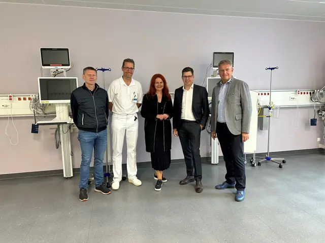 LR Cornelia Hagele, Geschäftsführer Andreas Hoppichler, Primar Lukas Kirchmair, Gemeindeverbandobmann Franz Hauser  zeigt. | Foto: BKH Schwaz