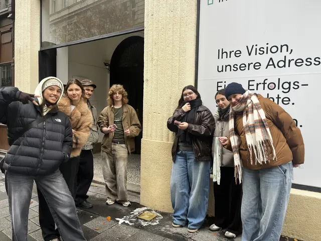 Jeden Tag fangen die Steine Blicke, aber auch Schmutz und Staub auf. Damit sie wieder im neuen Look an die Opfer des Nationalsozialismus erinnern können, hat eine Klasse der Spengerasse die Messingtafeln poliert. | Foto: Christoph Lindner/HTL Spengergasse