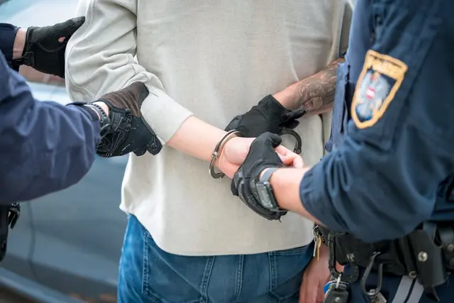 Die Polizei konnte den 54-Jährigen festnehmen und nach der medizinischen Versorgung im LKH Graz ins Polizeianhaltezentrum überstellen.  | Foto: Bernhard Knaus