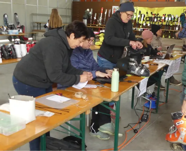 Das Team der Radfelder Bäuerinnen bei der Annahme der Verkaufsartikel – langsam füllt sich die Halle. | Foto: Huss Alexander, Chronist