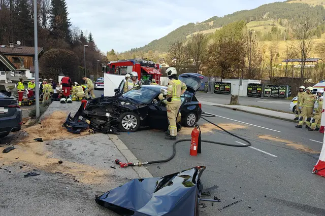 Der 40-Jährige kam mit seinem Pkw auf die Gegenfahrbahn und kollidierte mit einem entgegenkommenden Auto. | Foto: Stadtfeuerwehr Kitzbühel