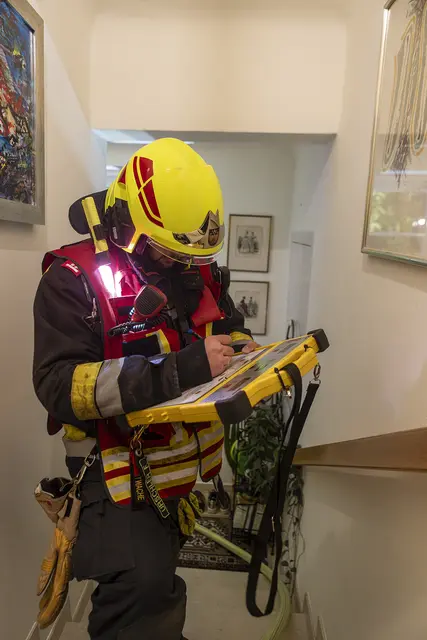 Bereits auf der Anfahrt rüsteten sich die Einsatzkräfte mit Atemschutz aus, um unmittelbar nach dem Eintreffen eingreifen zu können. | Foto: Manfred Wimmer