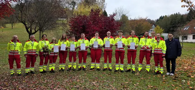 Die geprüften Rettungssanitäterinnen und -sanitäter, das Ausbildungs- und Prüfungsteam sowie Vertreter der Bezirksstelle Deutschlandsberg. | Foto: Rotes Kreuz