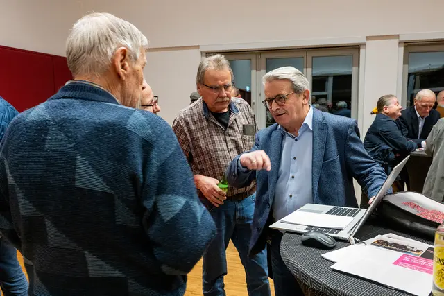 Hannes Grufeneder, Koordinator der Kirchdorfer Topothek, im Gespräch mit Besuchern der
Eröffnungsveranstaltung | Foto: Topothek