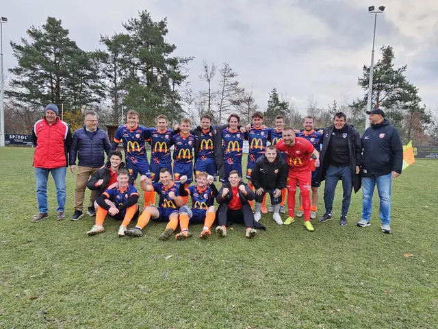 Trainerteam und Mannschaft im Kreis: Geschlossenheit als Erfolgsfaktor. | Foto: SV Fenster & Türen Ledl Manhartsberg