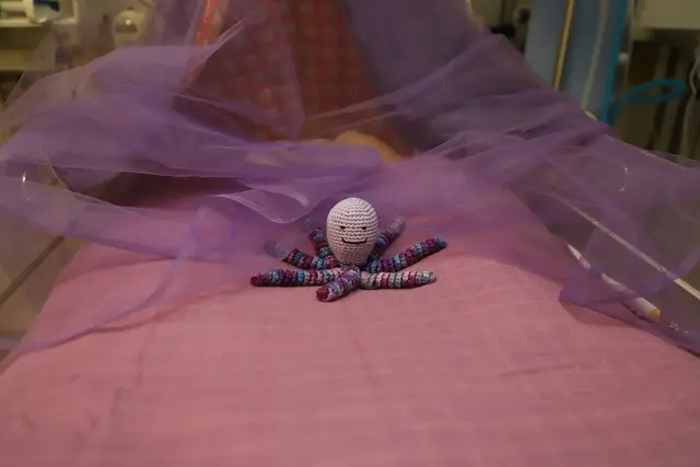 Mit kleinen Gesten möchte das Team der Neonatologie an diesem Tag Hoffnung und Stärke
sichtbar machen. | Foto: Landesklinikum Baden-Mödling