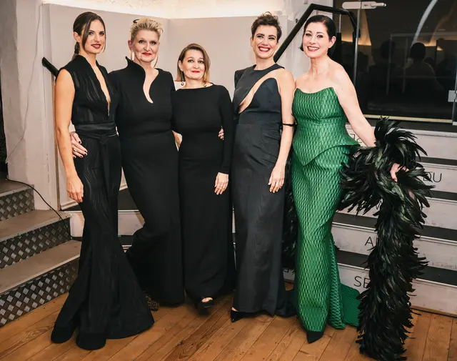 Die neue Modekollektion von "ardea" steht im zeichen von "La Dolce Vita". Am Foto: Model Martina Leherbauer, ardea-Designerinnen Elke Steffen-Kühnl und Babsi Scheider, Mezzosopranistin Anna Brull und Model Heike Steidl (v. l.) | Foto: Gabriel Steffen