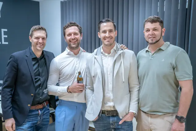 Freunde und Partygäste (v.l.n.r.): Steuerberater Johann Mauracher, Physiotherapeut Lukas Steiner (REHAB Wörgl), Rechtsanwalt Matthias Atzl und Martin Wagner (Martin Wagner GmbH). | Foto: Marco Pircher Photography