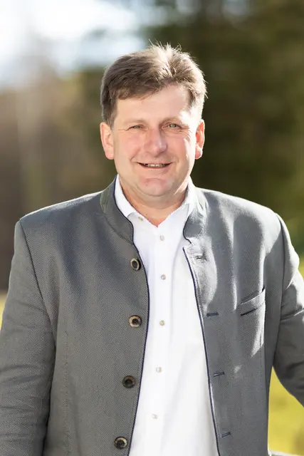 Bürgermeister Markus Prettenthaler ist dankbar für die Wintersportgebiete in seiner Gemeinde. | Foto: Schmiedbauer