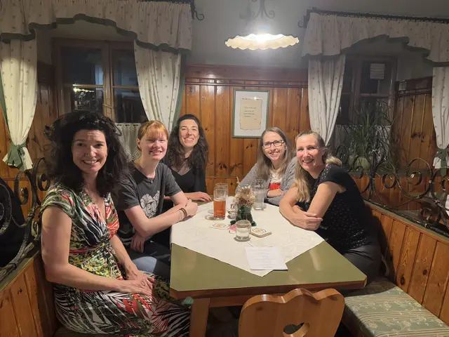 Gertraud Steyrer, Viktoria Damböck, Heidi Steyrer, Melanie Wutzl und Irene Damböck beim gemütlichen Plaudern. | Foto: Gertraud Steyrer