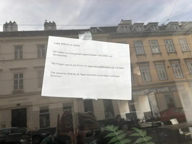 Ein Schild in der Auslage informiert, dass das Lokal vorübergehend geschlossen sei und das Team "einen schönen Sommer wünscht" – es scheint, als würde dieses Schild schon seit geraumer Zeit hier hängen.
 | Foto: Pia Rotter/MeinBezirk