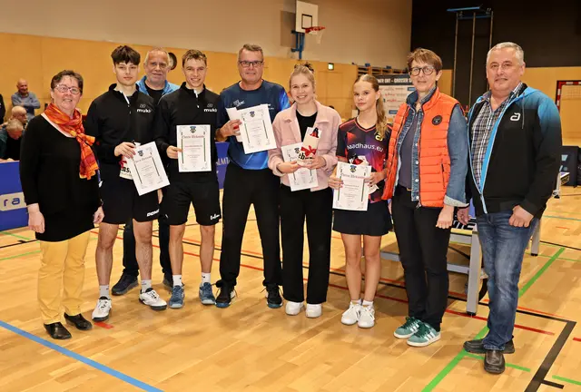 Bürgermeister Sabine Promberger ehrte die SPG muki Ebensee-Spielerinnen und Spieler im Rahmen des Bundesligaspiels. | Foto: Hörmandinger