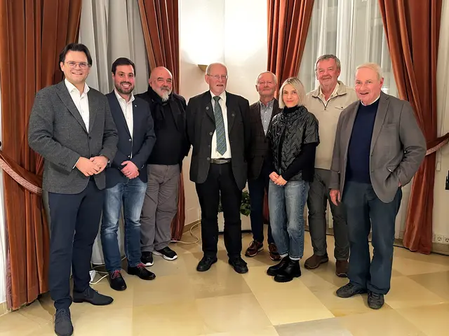 Bgm. Bernhard Heinl, StR Mag. Franz Xaver Hebenstreit, Gastreferent Dr.. Hannes Etzlstorfer, Obmann Prof. Dr. Johannes Ramharter, Mag. Andreas Pircher, Mag. Heidemarie Bachhofer, StR Peter Höckner, DI Manfred Neubauer | Foto: HKA
