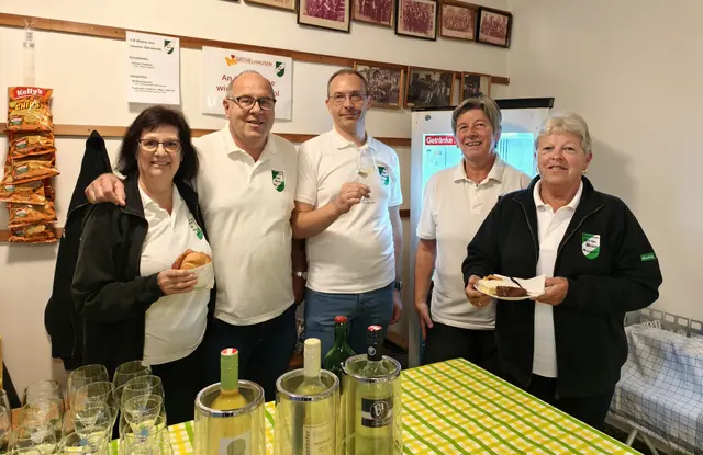 Sigrid Weissensteiner, Karl Figl, Anton Kauderer, Helga Fleischmann und Christine Figl sorgten für das leibliche Wohl der Gäste. | Foto: Christian Nowotny