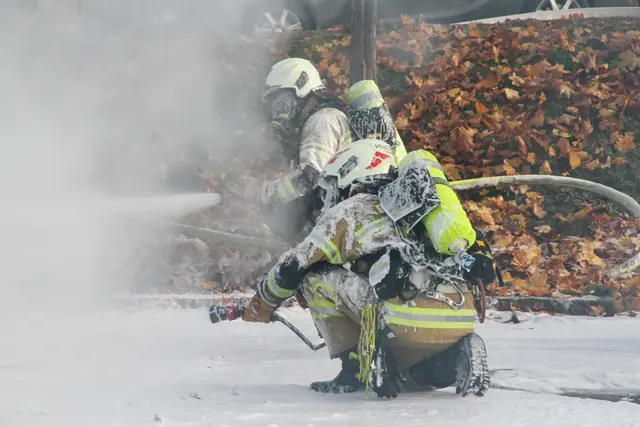 38 Mitglieder der Freiwilligen Feuerwehr Oberndorf waren mit mehreren Fahrzeugen für die Brandbekämpfung im Einsatz. | Foto: Freiwillige Feuerwehr Oberndorf