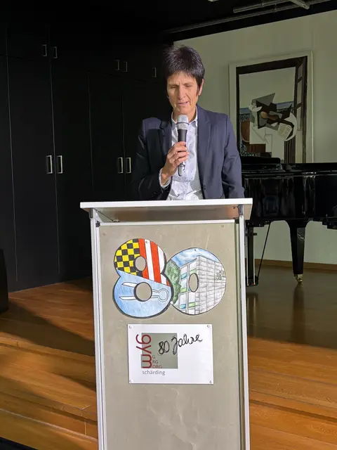 Direktorin Brigitte Reisinger begrüßte die Festgäste. | Foto: MeinBezirk/Michelle Bichler