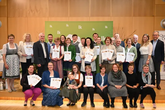 Die prämierten bäuerlichen Brot-Produzent:innen bei der Urkundenverleihung, links sitzend Barbara Strasser aus Niederneukirchen. | Foto: LK OÖ