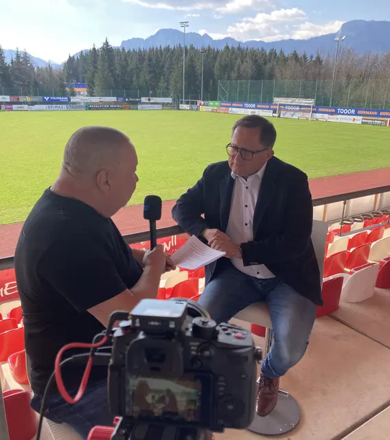 Norbert Blaichinger beim Interview mit dem sportlichen Leiter der Union Mondsee, Hans Loibichler. | Foto: Mondseeland1.tv