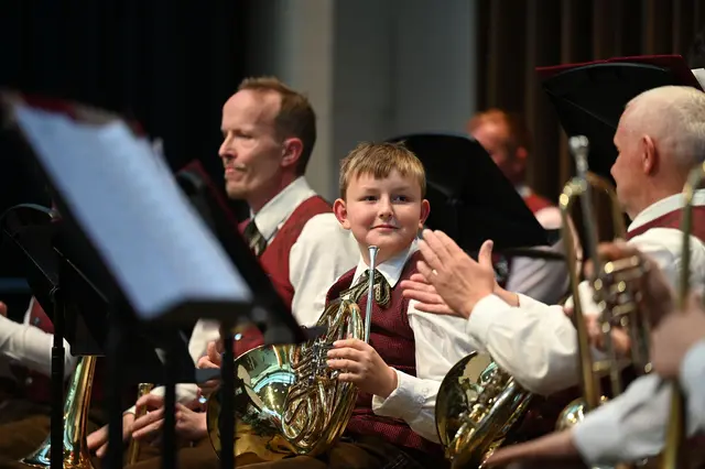 Der jüngste Musiker: Viel Applaus gab es für den erst zwölfjährigen Waldhornisten Christian Naderer aus Königswiesen. | Foto: Johannes Mayr