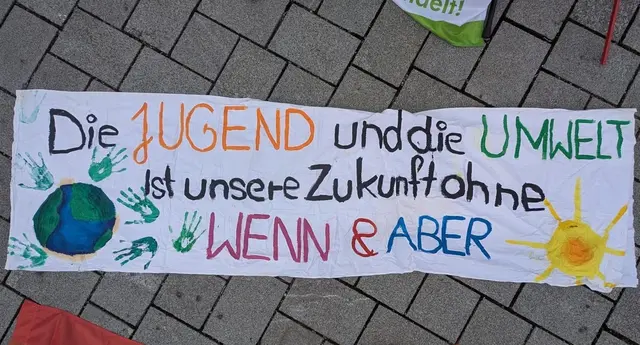 Die Transparente zeigten ganz klar, wofür die Fridays for Future-Aktivisten einstehen. | Foto: FFF Reutte/Füssen
