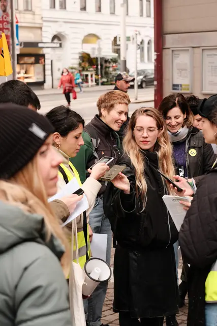 Autorin Heuschober auf einer Besichtigungs-Tour am Elterleinplatz. | Foto: FB