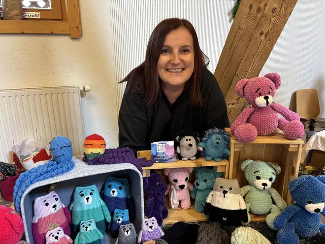 Anita Kendler mit Genähtem und Gestrickten. | Foto: Voithofer