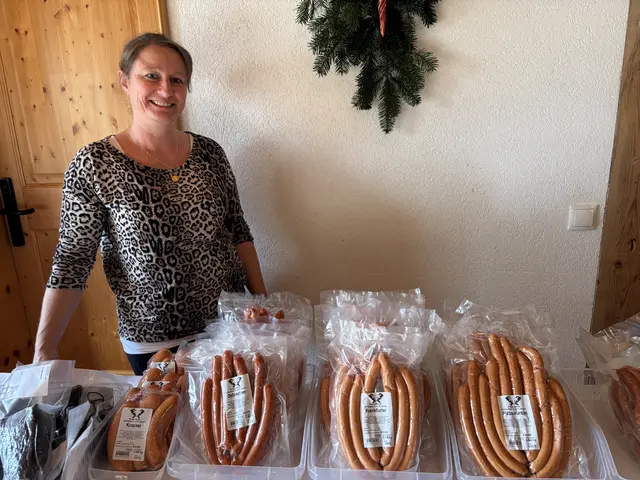 Sandra Brugger mit Wurst- und Spreckspezialitäten | Foto: Voithofer