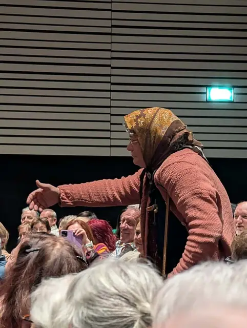 "Ermi-Oma" begeisterte mit ihrer Art, wie sie die Menschen im Saal spontan in ihre Witze einbaute. | Foto: Richard Kern