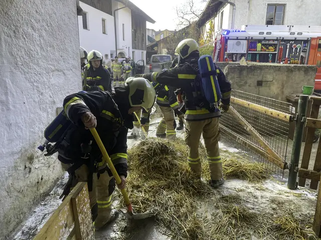Die Feuerwehr Silz löschte den Brand im Stall eines Bauernhofs im Ortskern und beseitigte alle Glutnester, bevor sich das Feuer ausbreiten konnte | Foto: zeitungsfoto.at