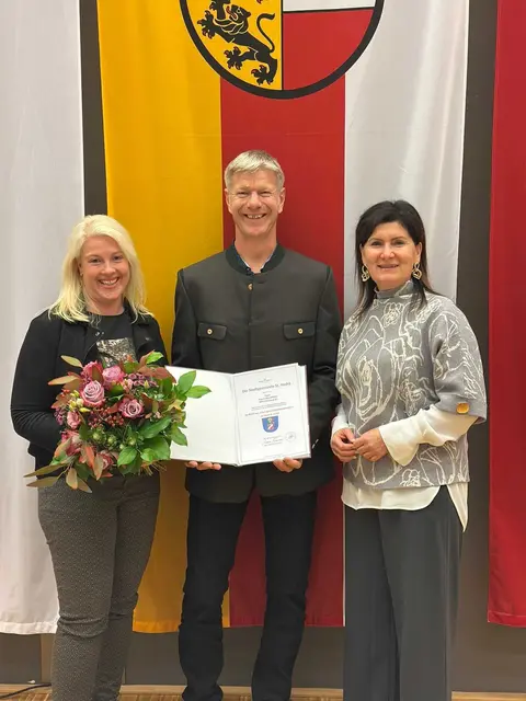 St. Andräs Bürgermeisterin Maria Knauder (rechts) überreichte den Unternehmern Anna und Hubert Fellner die Urkunde. | Foto: Facebook/Maria Knauder