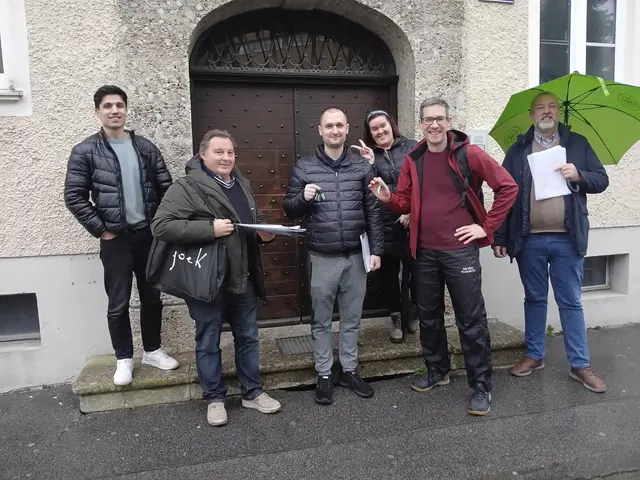 Die erste Familie freut sich über ihre neue Dachgeschosswohnung im Lehner Vierkant, deren Schlüssel Bürgermeister-Stellvertreter Kay-Michael Dankl gemeinsam mit Johannes Innerhofer (KgL, 2. v.l.) am Montag überreichte. | Foto: Stadt Salzburg