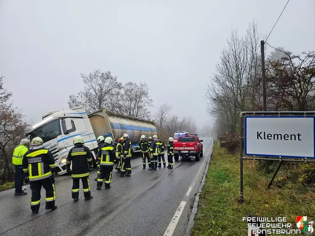 Drei Feuerwehren waren im Einsatz um einen Sattelschlepper zu bergen. | Foto: FF Ernstbrunn