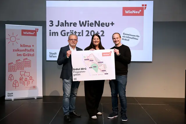 v.l.: Karl Dwulit (Bezirksvorsteherin-Stellvertreter Brigittenau), Kathrin Gaál (Vizebürgermeisterin und Wohnbaustadträtin) und Christoph Zich (Bezirksvorsteher-Stellvertreter Leopoldstadt) ziehen Bilanz.  | Foto: Stadt Wien/Martin Votava