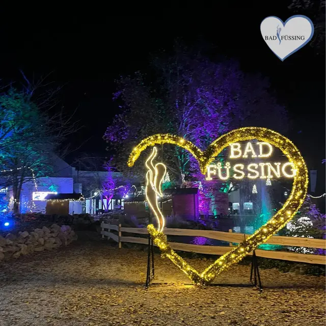Beim Bad Füssinger Winterzauber erleben die Gäste von 20. bis 23. November 2025 und von 27. bis 30. November 2025 ein funkelndes Lichtermeer, Lichtkunst-Installationen, adventliche Live-Musik sowie kulinarische Köstlichkeiten.  | Foto: Kur- &amp; GästeService Bad Füssing