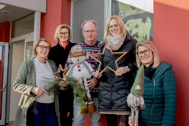  Die Vorfreude auf die Adventfensterwanderung ist groß. Im Bild die Mitglieder
der Gesunden Gemeinde Gerersdorf (v.l.) Regina Wieder, Arbeitskreisleiterin Arijana Maslic,
Herbert Wandl, Nina Bertl und Veronika Kreimel. | Foto: zVg. dielechnerei
