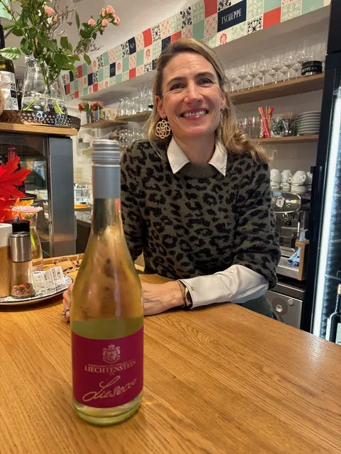 Katharina Tengler-Tscheppe hat natürlich auch Weine ihrer Brüder im Sortiment. | Foto: MeinBezirk/Martina Maros-Goller