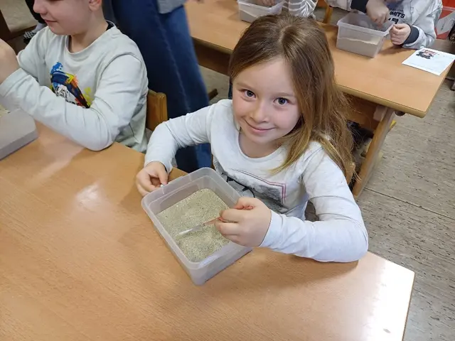 Beim Workshop konnten sich die Kinder auch selbst archäologisch betätigen. | Foto: Wolfgang Lakitsch