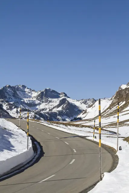 Sachbeschädigung in Sölden: Schneestangen und Fahrzeugkennzeichen wurden in einer Nacht zerstört bzw. entwendet. | Foto: smarterpix (Symbolbild)